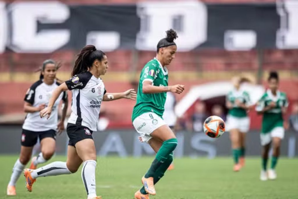 Corinthians vence no Canindé, mas Palmeiras sustenta a vantagem e conquista o Paulistão Feminino