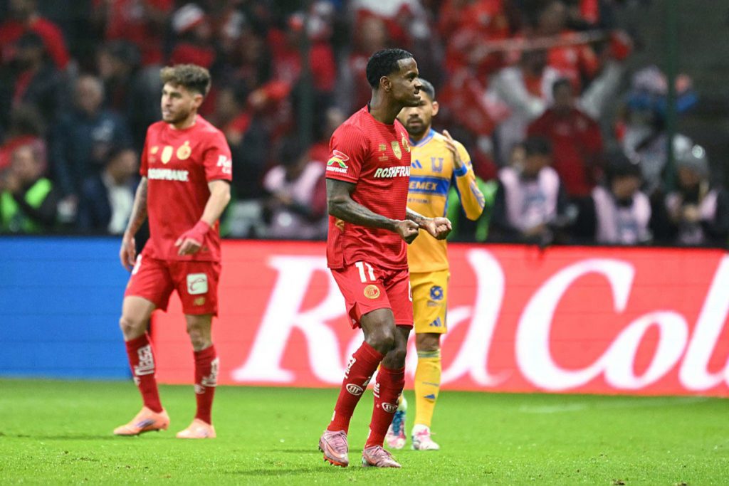 Helinho brilha com golaço e Toluca é campeão no México após maratona de penalidades