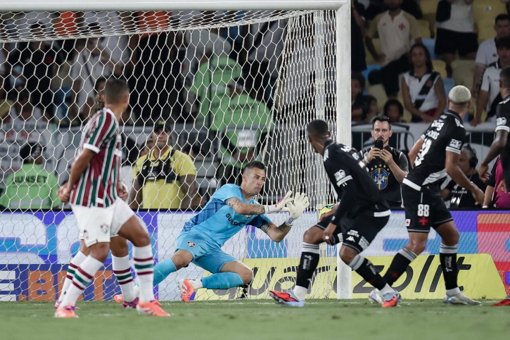 Aos 45 anos, Fábio acumula recordes e é o jogador com mais partidas no Brasil em 2025