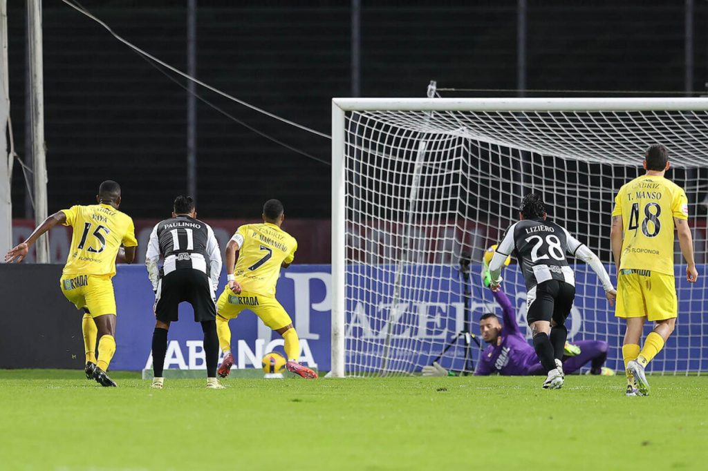 Cria do Palmeiras repete feito de Hugo Souza em ‘jogo de loucos’ em Portugal