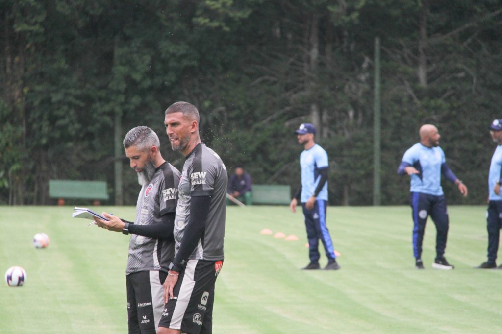 Rafael Marques e o cavalo selado: 24 anos de futebol profissional para o técnico do Primavera
