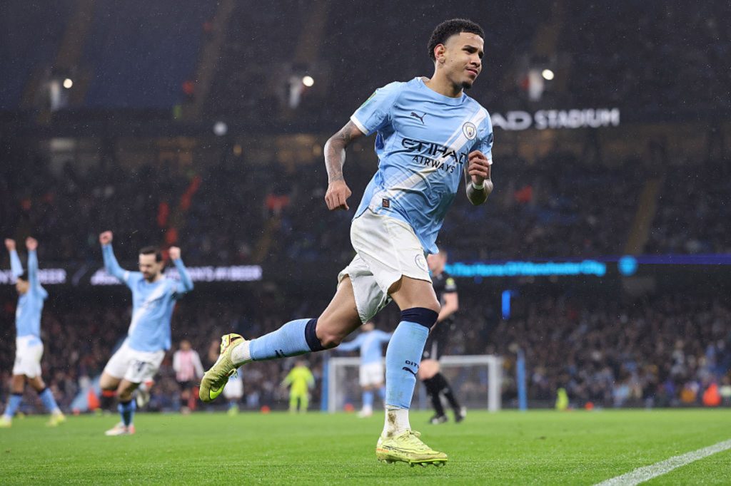 Savinho marca, Manchester City bate Brentford e vai para semi da Copa da Liga Inglesa