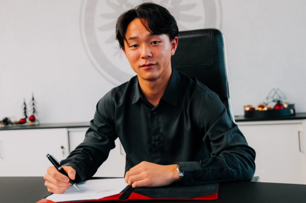 Eintracht tem reforço japonês