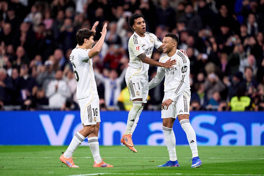 Real Madrid bate o Sevilla na despedida de 2026 e se aproxima do líder Barcelona
