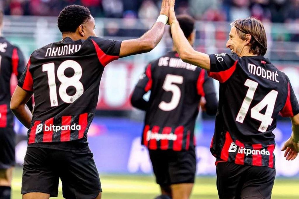 Milan bate Hellas Verona e pode fechar o ano na ponta do Italiano