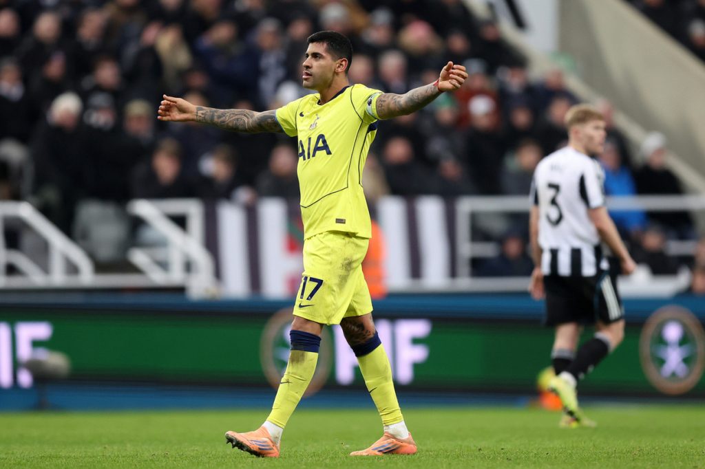 Com gol brasileiro e pintura argentina no fim, Newcastle e Tottenham empatam no Inglês