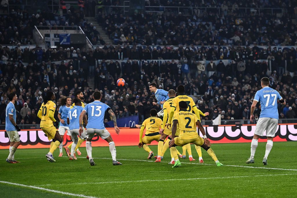 Lazio derruba o Milan pelo alto e avança para as quartas da Copa da Itália