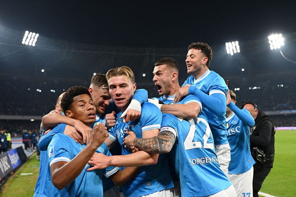 Napoli supera a Juventus com dois gols de Hojlund e lidera a Serie A