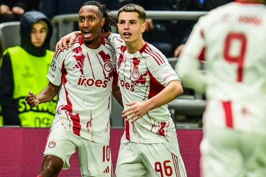 Olympiacos derrota o Kairat e vence a primeira na Liga dos Campeões