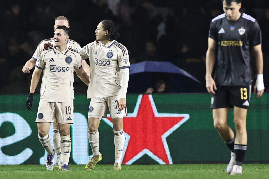 Ajax reage no apagar das luzes, bate o Qarabag e soma primeiros pontos na Liga dos Campeões