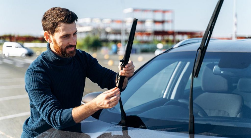 ALERTA conductores: el truco de menos de 10 dólares que elimina el hielo del parabrisas en minutos y sin riesgos