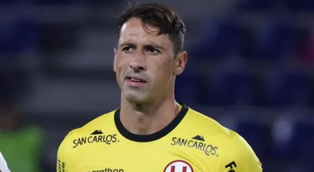 Universitario mandó un mensaje a Sebastián Britos, arquero que fue presentado por Peñarol