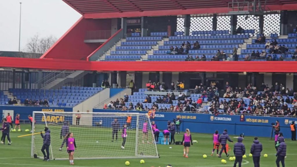 El frío no puede con la pasión por el Barça femenino en el entrenamiento navideño
