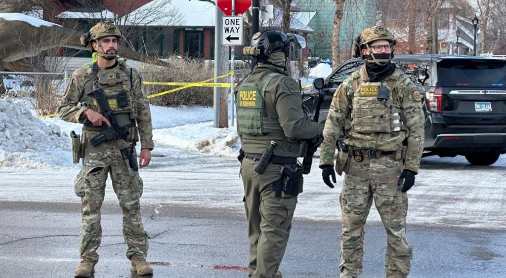 ALERTA inmigrantes: agentes migratorios ABREN FUEGO en Portland y dejan dos heridos