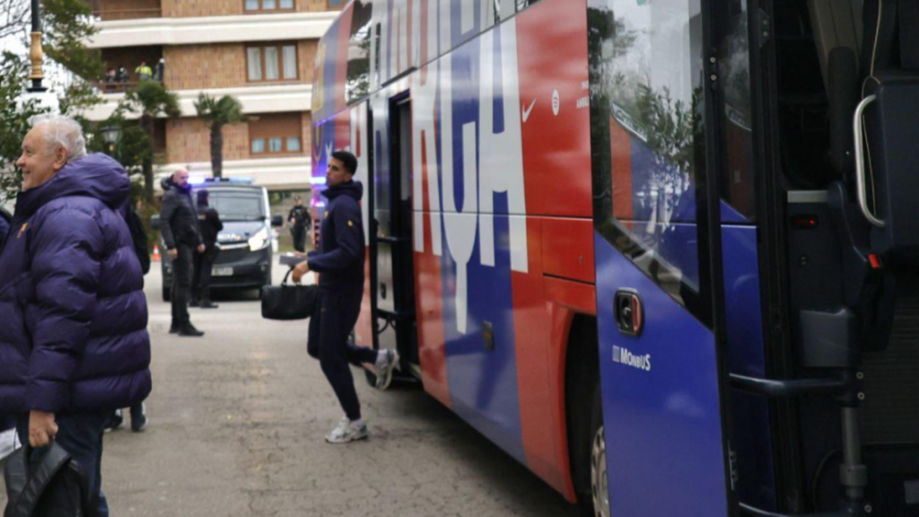 Pasión azulgrana con limitaciones a la llegada del Barça a Santander