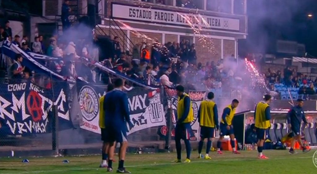 Explotó pirotecnia cerca de los jugadores de Alianza Lima en pleno partido ante Colo Colo – VIDEO