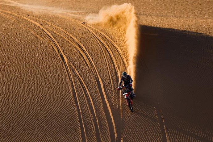 Schareina asciende al ‘top 3’ en motos en una etapa para olvidar de los españoles en el Dakar