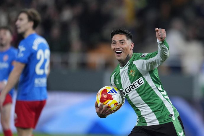El Betis remonta al Elche y el Alavés acalla al Rayo de camino a cuartos de final en la Copa del Rey