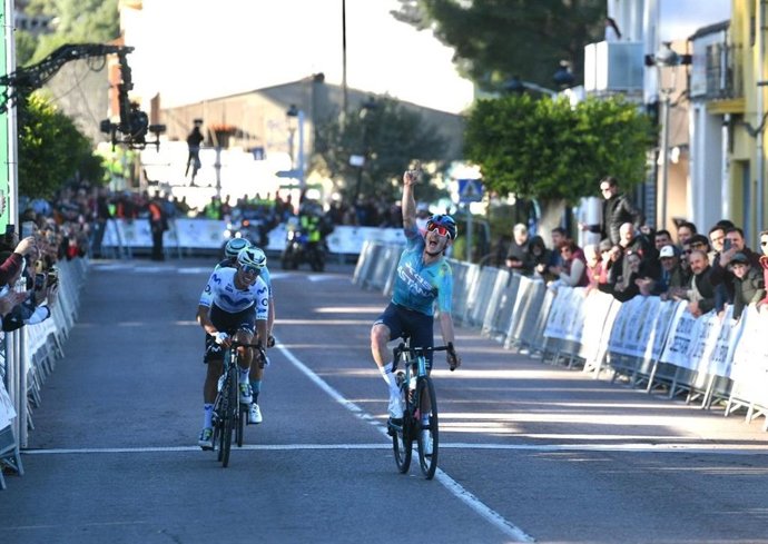Christian Scaroni sorprende al esprint y se lleva la Clàssica Camp de Morvedre