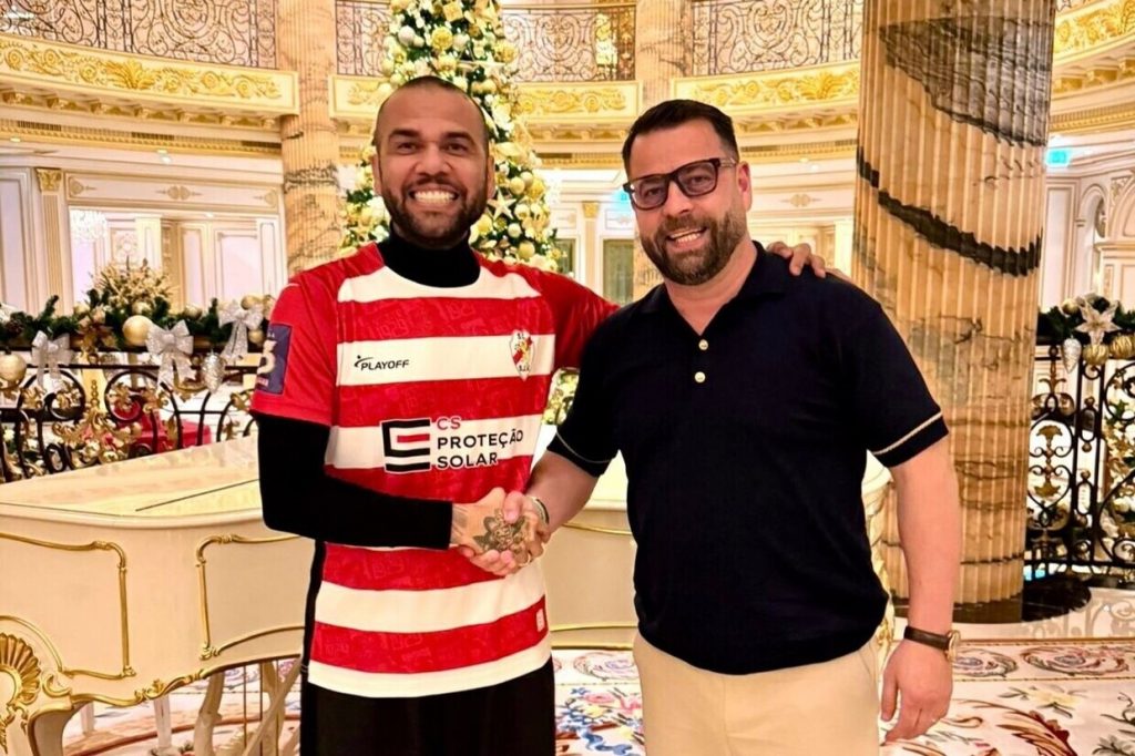 Dani Alves torna-se coproprietário de clube português