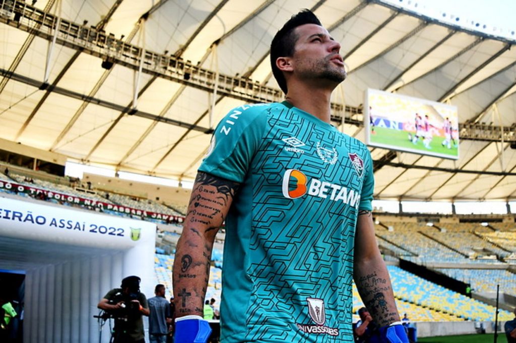 Fluminense antecipa renovação com Fábio: vínculo até os 47 anos