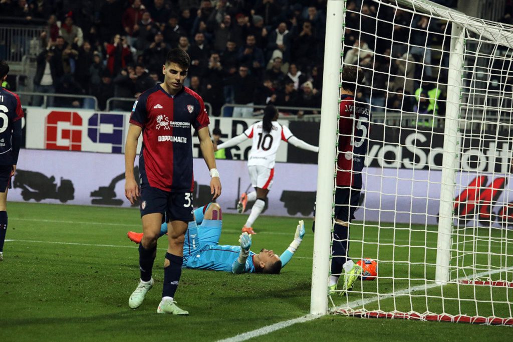 Rafael Leão resolve, Milan supera Cagliari e assume ponta provisória do Italiano