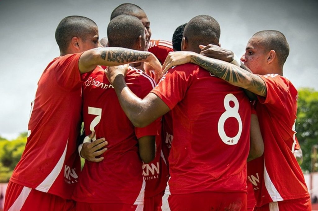 Inter aproveita expulsão e falhas do goleiro para vencer CSE