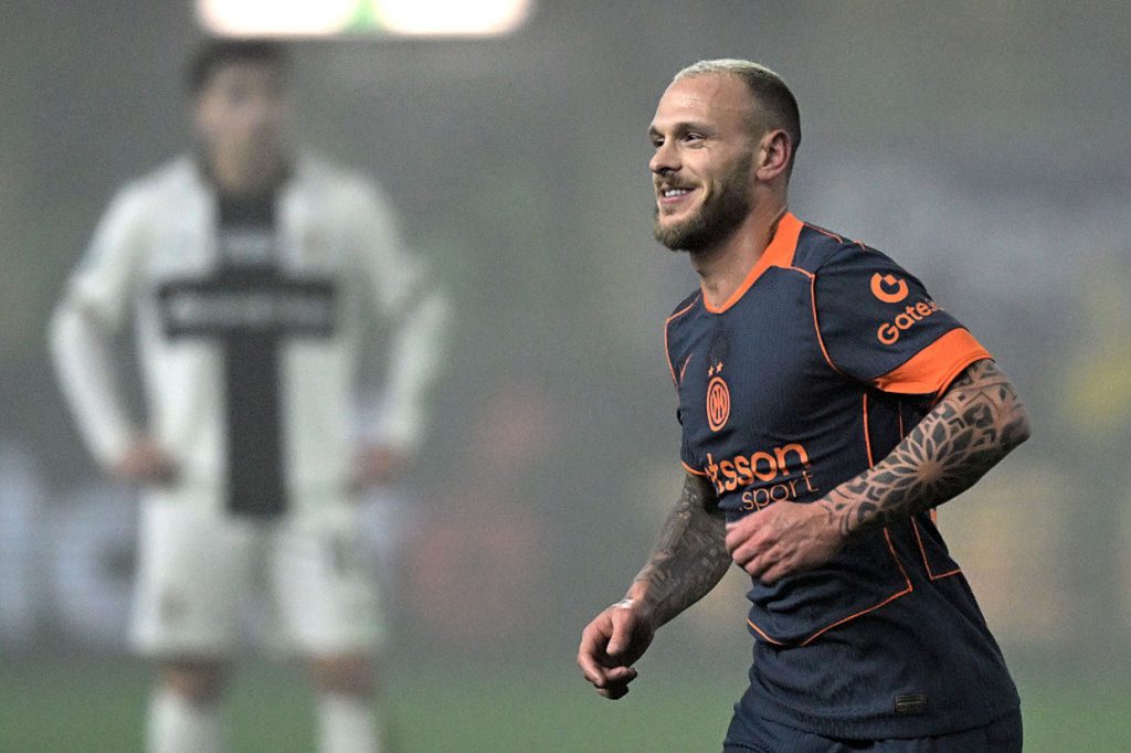 Dimarco supera retranca, Thuram marca no fim e Inter bate Parma para manter liderança do Italiano