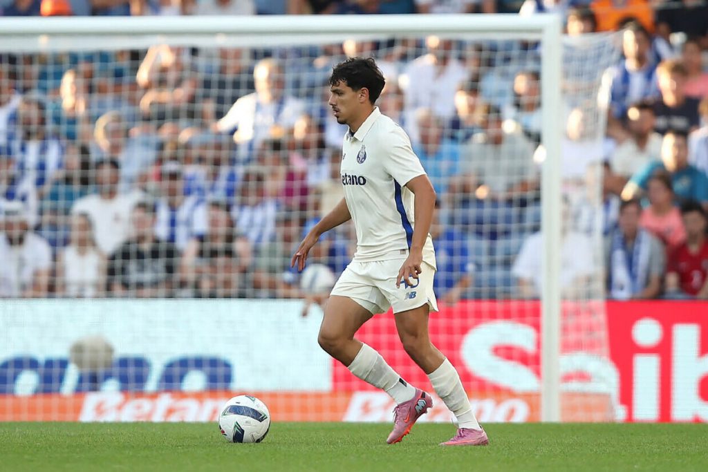 Porto estende empréstimo de João Moreira junto ao São Paulo