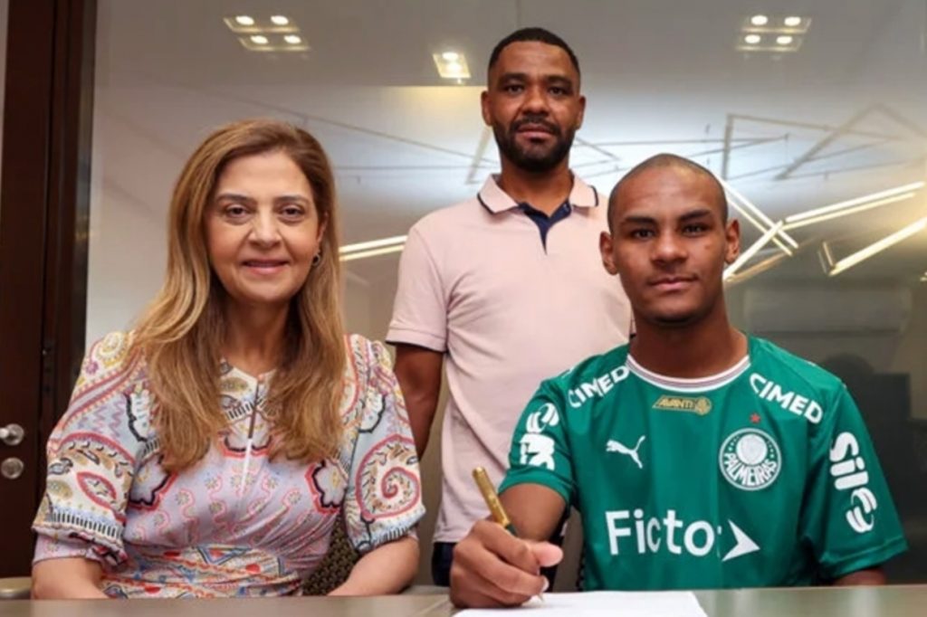 Sensação da Copinha assina primeiro contrato profissional com o Palmeiras