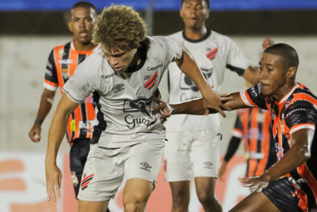 Athletico quase escorrega, mas bate Araçatuba e confirma vaga na próxima fase