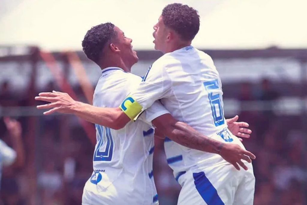 Cruzeiro acaba com o sonho do Meia Noite com virada e avança na Copinha