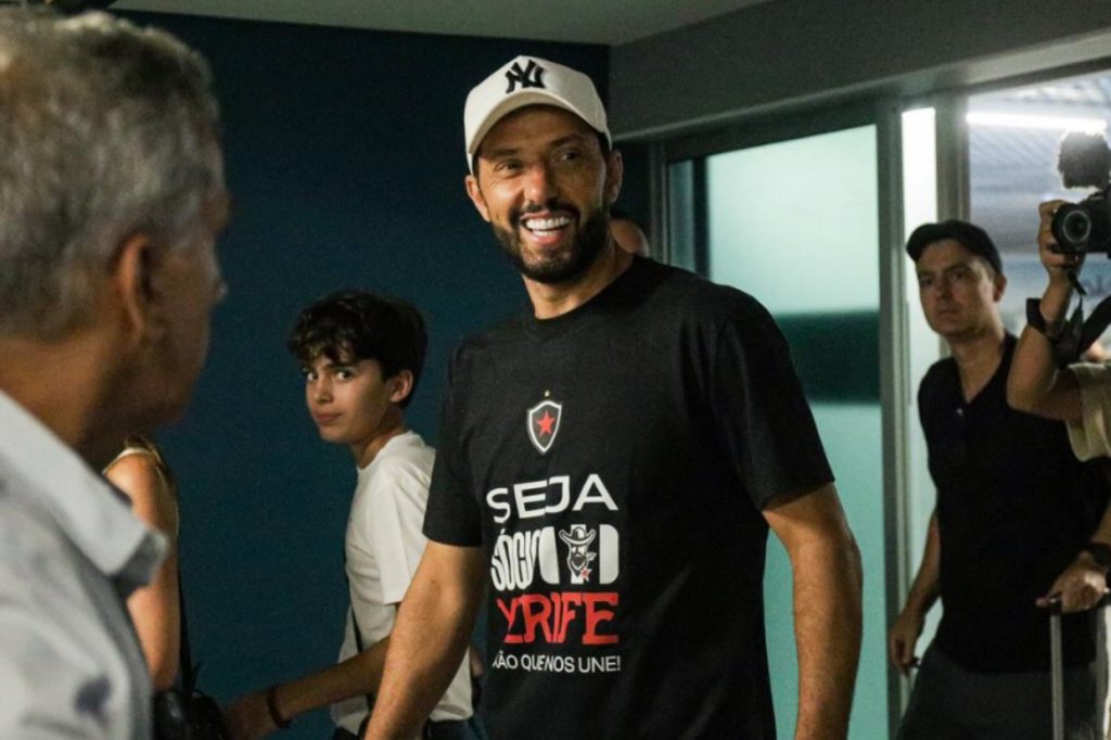 Nenê recebido com festa no Belo