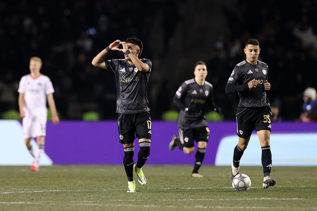 Qarabag vence o Frankfurt no último lance e fica perto de classificação inédita na Champions