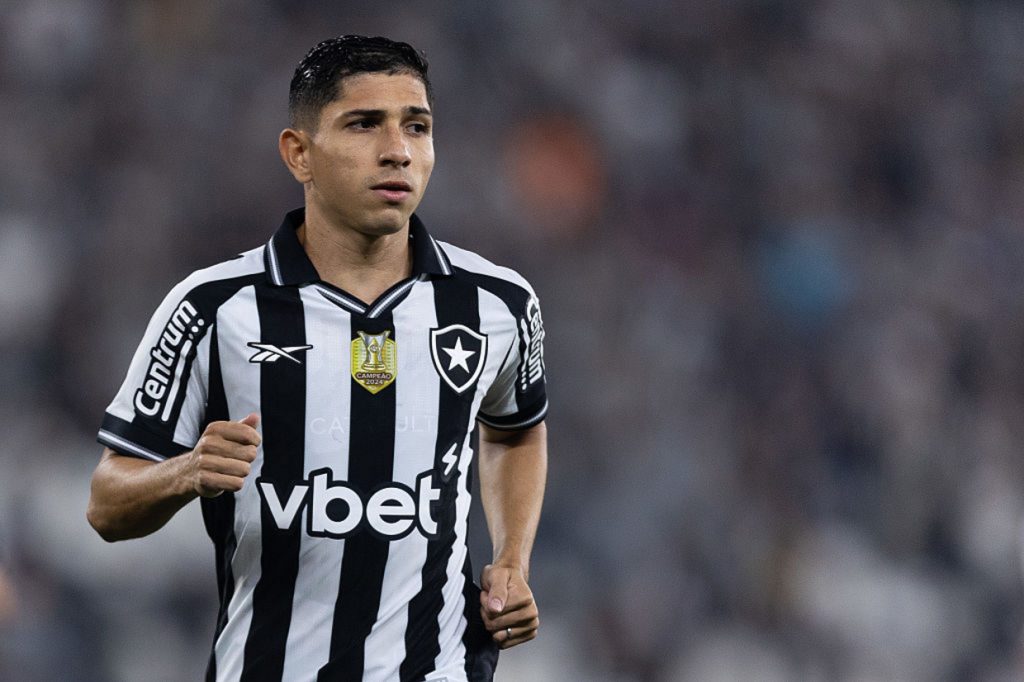 Anselmi confirma Savarino fechado com o Flu: ‘Não posso ter um jogador que não quer ficar no Botafogo’