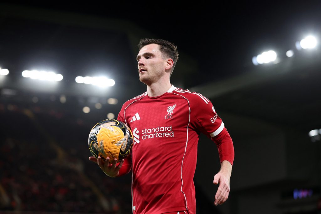 Na reserva do Liverpool, Robertson pode rumar ao Tottenham
