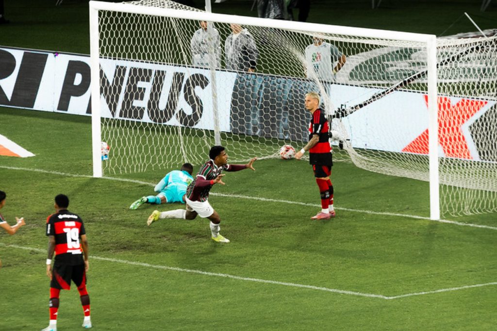 Fluminense vence clássico, lidera e complica o Flamengo no Campeonato Carioca