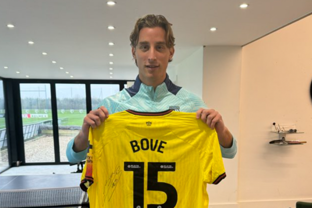 Colapsou em campo na Itália, entrou em coma e agora volta ao futebol na Inglaterra