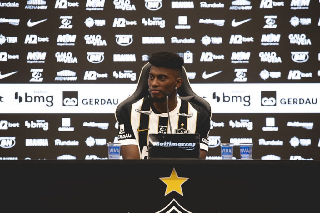 Apresentado no Galo, Cassierra rechaça pressão da camisa 9 e rasga elogios a Hulk: É uma lenda’