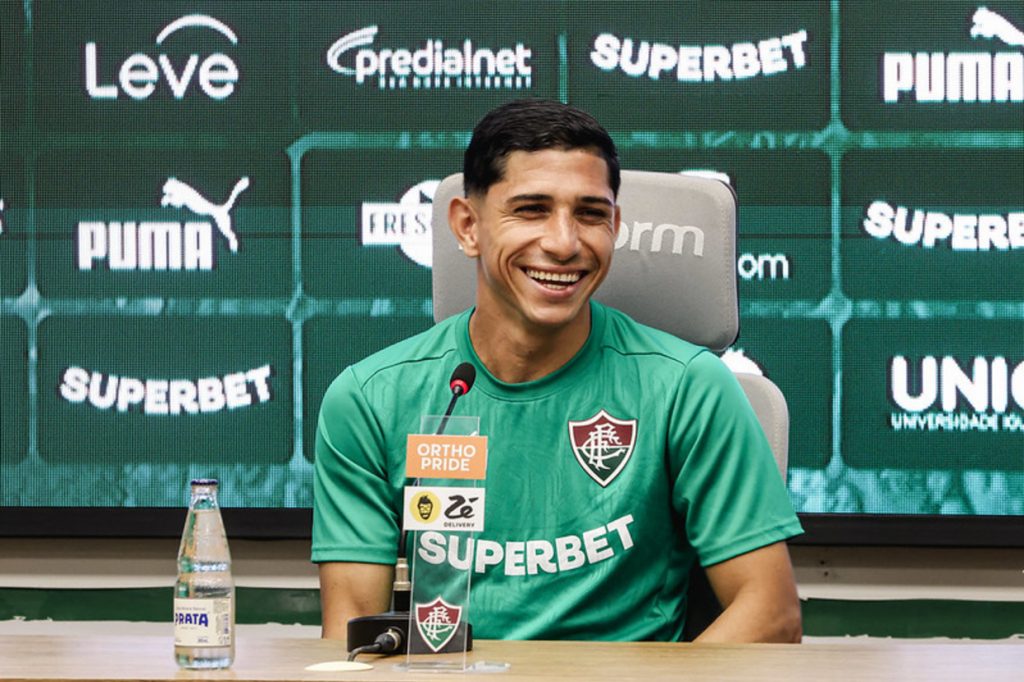 Savarino revela sentimento de ‘paz’ por trocar o Botafogo pelo Fluminense