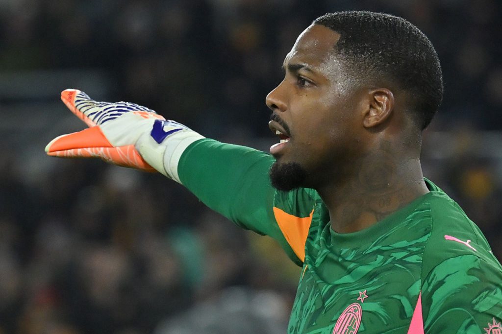 Milan assegura permanência de Maignan