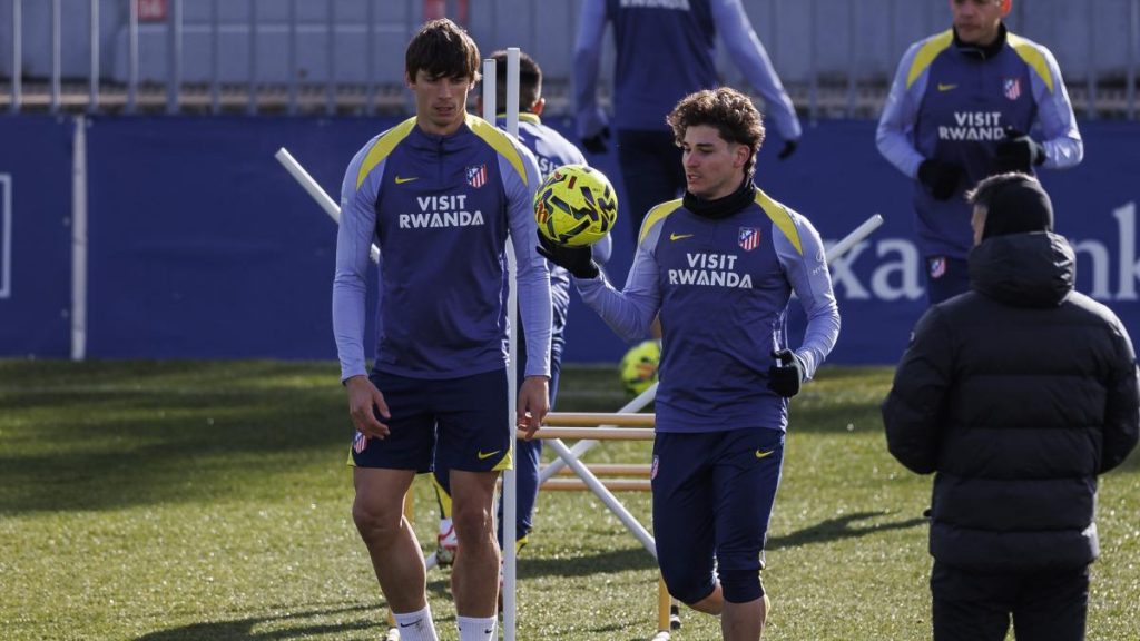 Vuelve Julián a un entrenamiento del Atlético con cuatro bajas