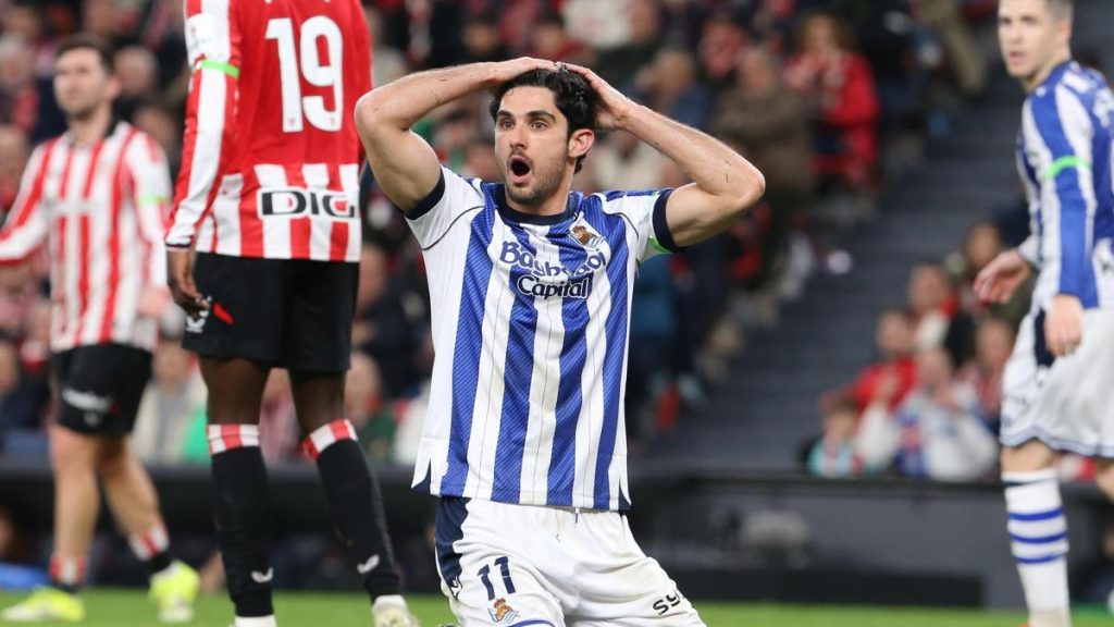 Una decisión arbitral injusta y un golazo de Galarreta privan de la victoria a la Real en el derbi