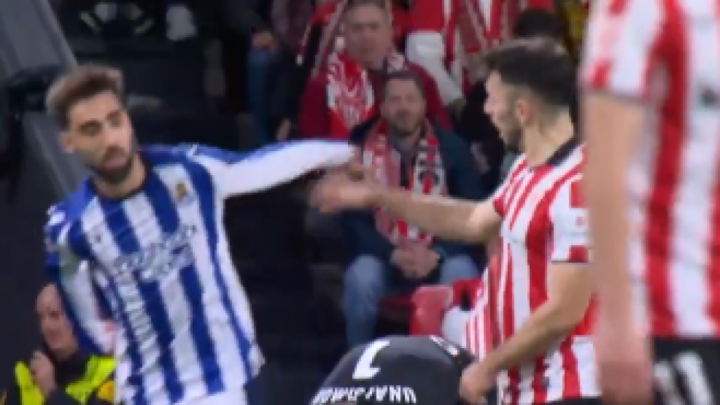 El terrible error arbitral en el derbi que acaba con expulsión de Brais y que aprovecha el Athletic