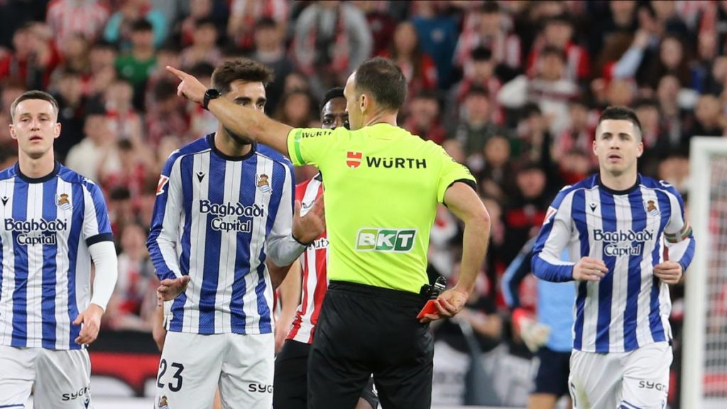 La Real Sociedad presenta alegaciones por la roja del derbi