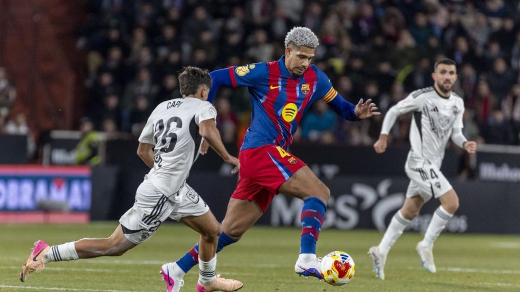 Araujo ‘vuelve’ con un gol y un abrazo a Flick