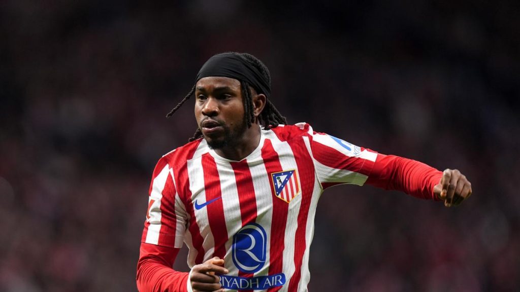 El colegiado anuló el primer gol de Lookman en su nueva casa