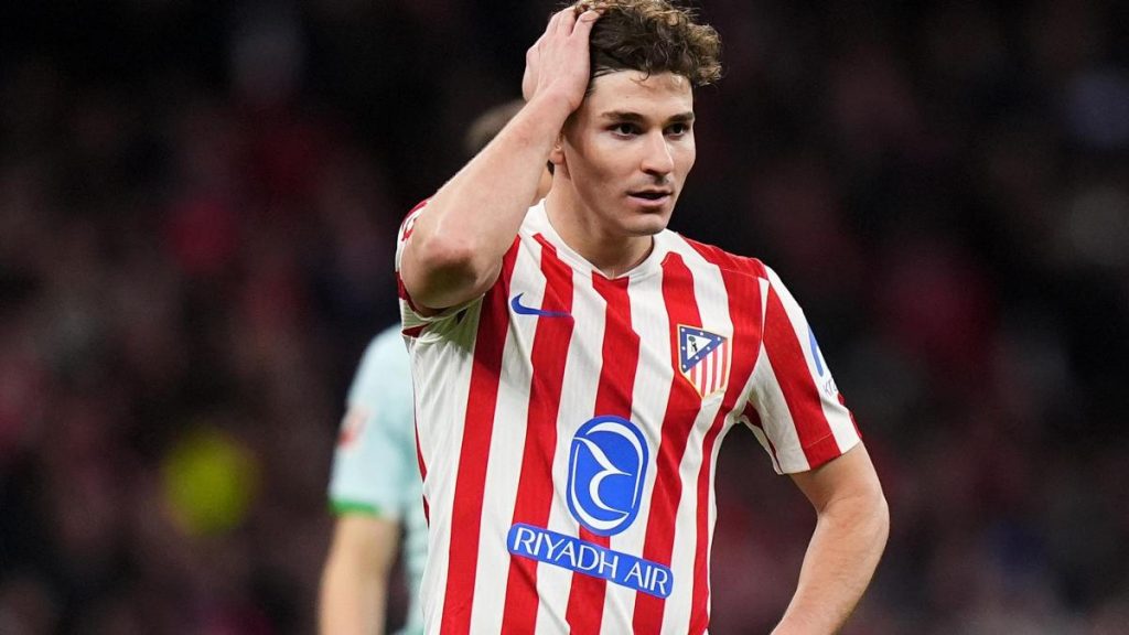 Julián Álvarez, cien días sin superpoderes y un Simeone que da la cara por él