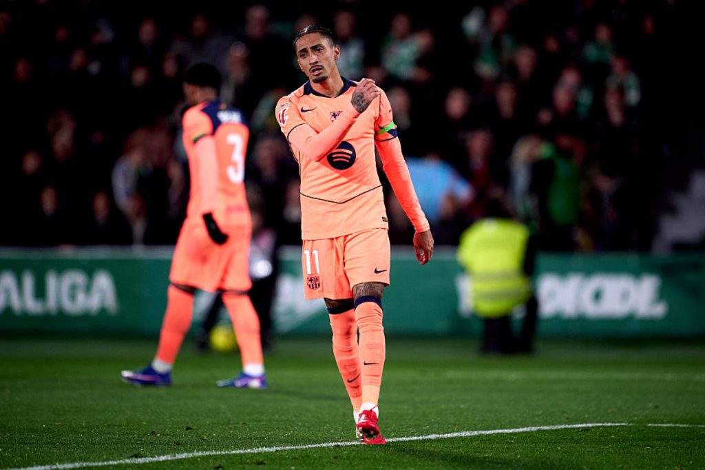 Raphinha sai lesionado, mas Barcelona vence o Elche para seguir líder do Espanhol