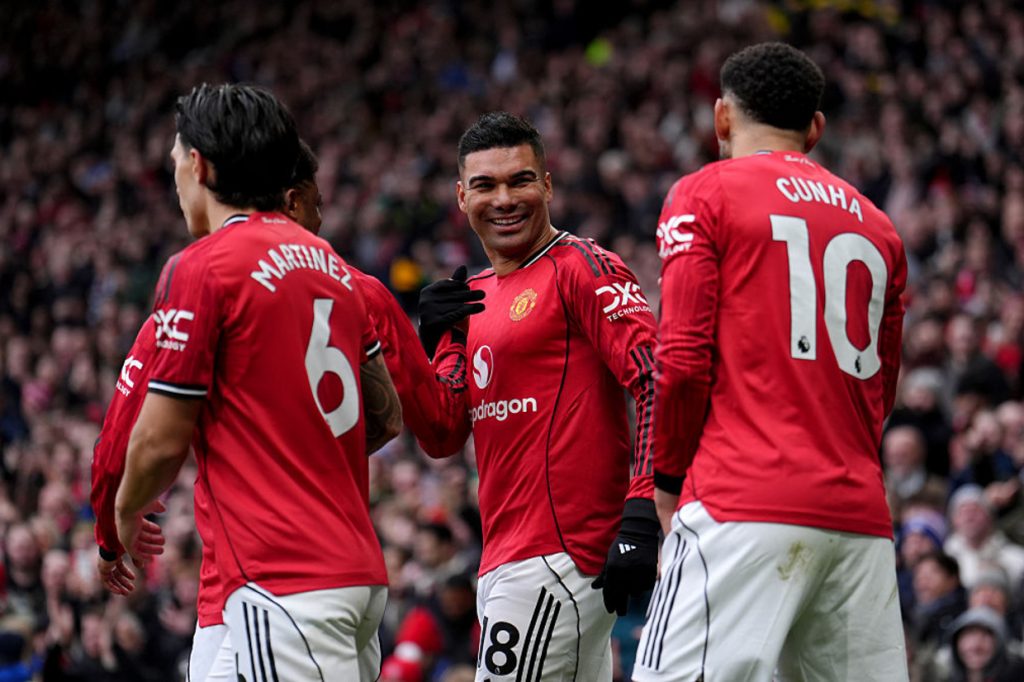 Com brilho brasileiro e gols no fim, United vence o Fulham e se mantém firme no G4 do Inglês